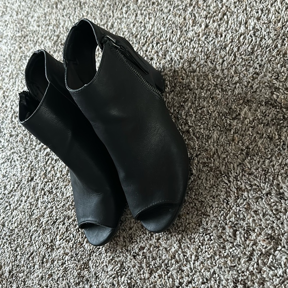 Women’s Sugar Rosette Wedge Open Toe Black Zipper Heeled Bootie/Sandal